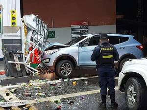 Crónica / ka'ure, una doña fue a chocar por un surtidor