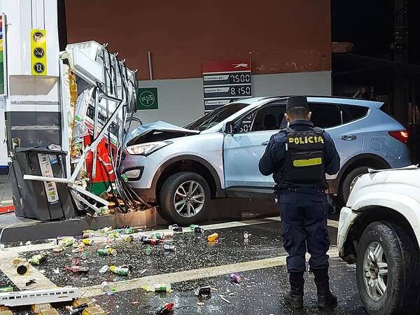 Crónica / ka'ure, una doña fue a chocar por un surtidor