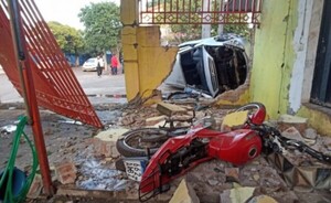 Conductor borracho atropelló una muralla y ahora está imputado