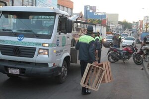 Despejan estacionamientos reservados por cuidacoches en el Mercado 4