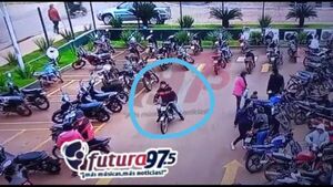 Roban moto del estacionamiento de un Hipermercado