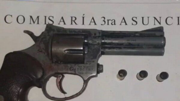 Hombre finge ser víctima de violación para robar celular y arma
