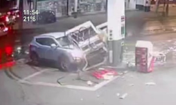 Ebria al volante chocó contra surtidor. - SNT