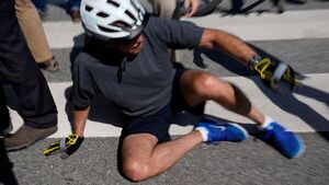 Diario HOY | Biden se cae de la bicicleta al intentar bajarse