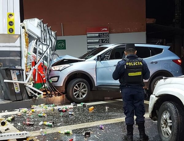 El choque de una camioneta contra gasolinera en video - Policiales - ABC Color