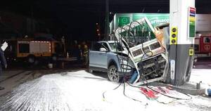 La Nación / Conductora chocó su camioneta contra expendedora de combustible