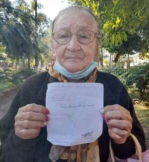 Crónica / Gravísima denuncia: abuela asegura que médico no la atendió por no tener ni "un 10 mil'i"