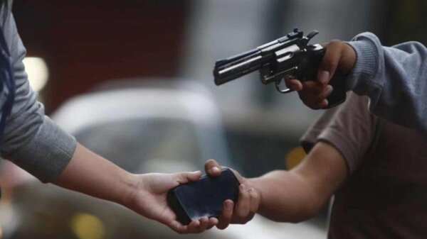Fingió ser violado para robar un celular y un arma