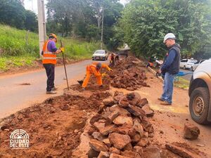 Municipalidad de CDE y ESSAP reparan asfaltado de avenida Carlos Antonio López   - La Clave