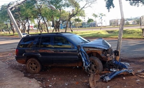 Columna de la ANDE y un cartel son embestidas por una camioneta