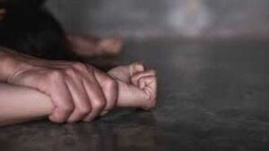 Llevó a golpes a su hermana a terreno baldío y abusó de ella