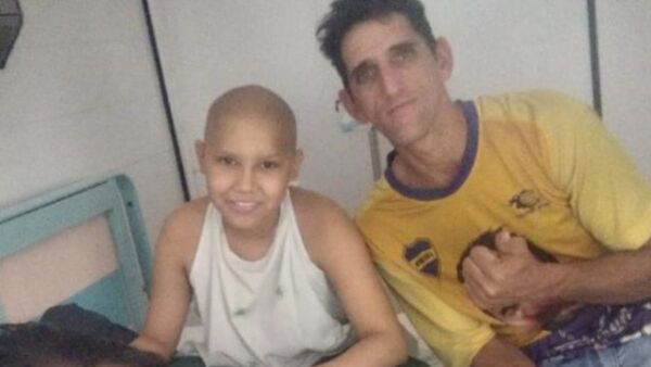 Papá pide socorro para salvar a su hijo y no quedar en la calle