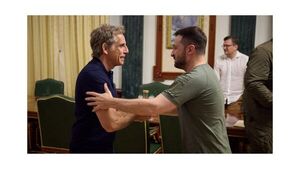 Actor Ben Stiller visita al presidente ucraniano y lo llama "mi héroe"