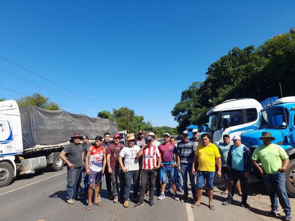 Camioneros de Tobatí no aceptarán tarjeta de descuento de Petropar para compra de combustible - Nacionales - ABC Color