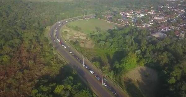 La Nación / Extensa fila para llegar al puente internacional San Roque González