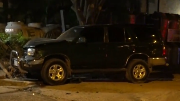 Violento choque de una camioneta a causa de un enorme bache en Luque