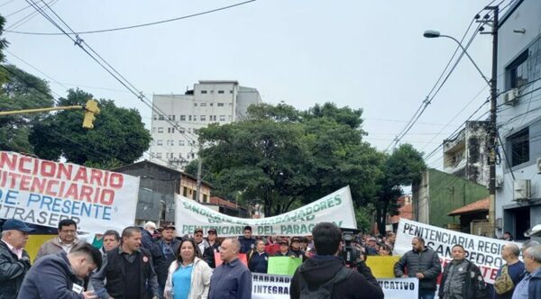 Funcionarios penitenciarios van desde hoy a una huelga de hambre frente al Ministerio de Justicia
