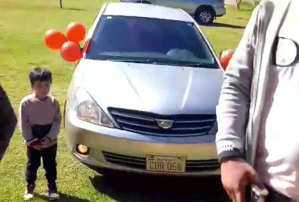 Le regaló un auto a su amigo por su cumpleaños - Noticiero Paraguay