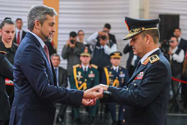 Presidente entregó presillas y bastón de mando al comandante de la Policía Nacional - .::Agencia IP::.