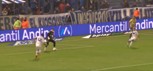 Gaspar Servio se mandó un blooper ante los ojos de Carlos Tévez, su nuevo DT