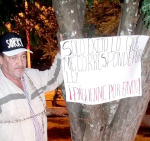 Tras encadenarse frente a la Comuna, logra acuerdo para cobrar indemnización - La Clave