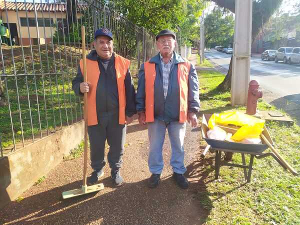 Don Carlos y Asterio una vida haciendo que las calles de Encarnación reluzcan