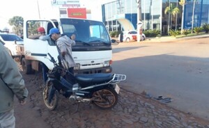 Motociclista queda con serias lesiones al chocar con un camión