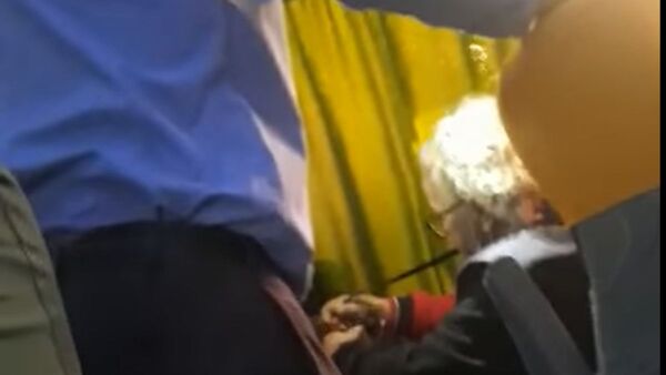 Guarda maltrató a una abuelita por equivocarse de asiento