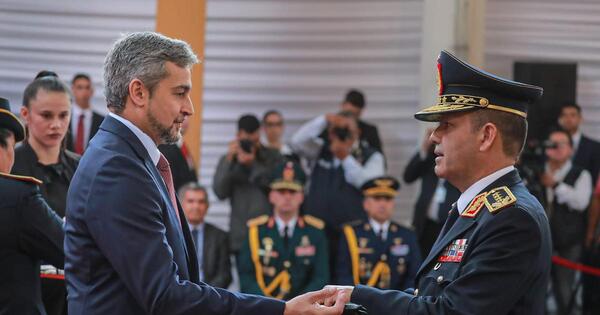 Abdo entrega bastón de mando a comandante de la Policía Nacional