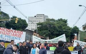 Funcionarios penitenciarios inician huelga de hambre frente al Ministerio de Justicia – Prensa 5