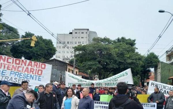 Funcionarios penitenciarios inician huelga de hambre frente al Ministerio de Justicia – Prensa 5