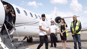 Avión de Neymar realiza aterrizaje de emergencia en Brasil