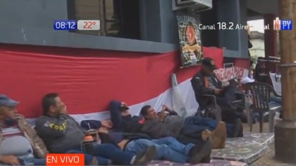 Guardiacárceles en huelga de hambre frente al Ministerio de Justicia | Noticias Paraguay