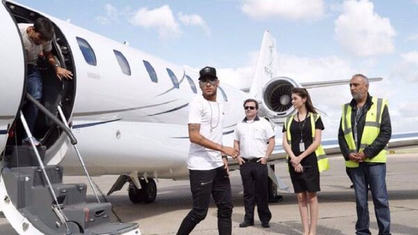 Avión de Neymar realiza aterrizaje de emergencia en Brasil