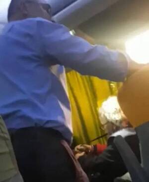 Crónica / [VIDEO] Guarda maltrató a una anciana que se equivocó de asiento