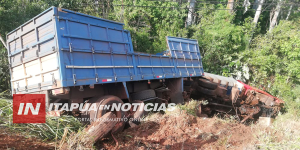 CAMIÓN SUFRIÓ REVENTÓN DE NEUMÁTICO Y VOLCÓ EN OBLIGADO