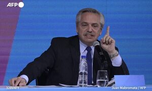 Presi kurepa confunde revista combativa con famosa película porno