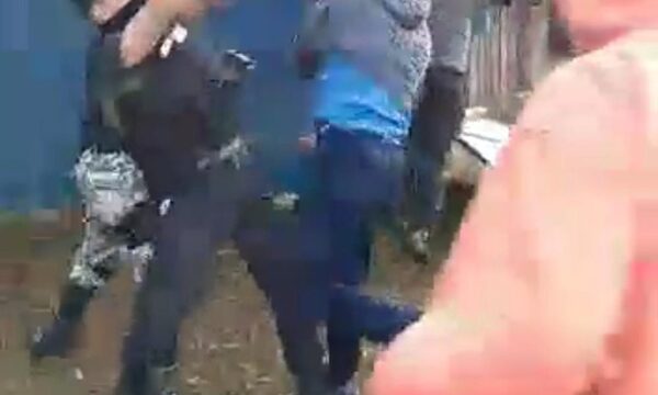 (VIDEO) Batalla campal entre vecinos y guardias de antenas de telefonía en Caaguazú