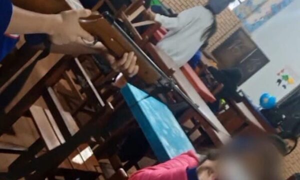 Alumno posó con arma del museo de la institución apuntando a su compa y se armó alboroto