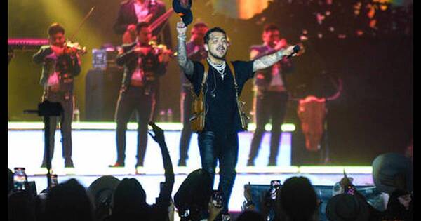 La Nación / “Sácalos a la chin... y págales lo de su boleto”: arrojan hielo a Christian Nodal por demora de show