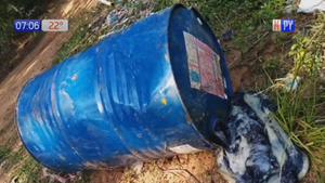 Vecinos hallan barriles en baldío de Luque y temen por fuerte olor