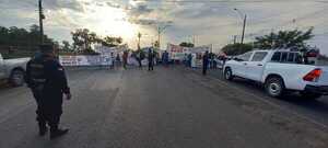 Diario HOY | Pobladores de Bajo Chaco realizan cierres intermitentes para exigir el asfaltado de la Ruta 12
