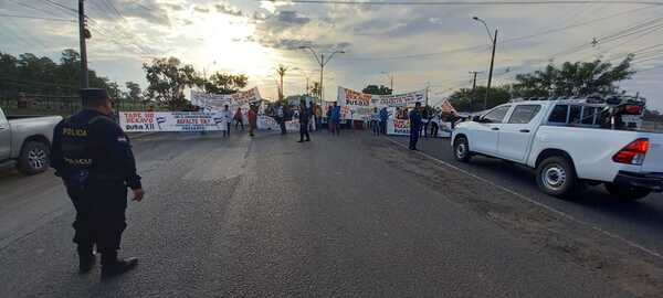 Diario HOY | Pobladores de Bajo Chaco realizan cierres intermitentes para exigir el asfaltado de la Ruta 12
