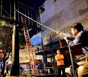 Retiran gigantografías irregulares de las calles céntricas de CDE - ABC en el Este - ABC Color
