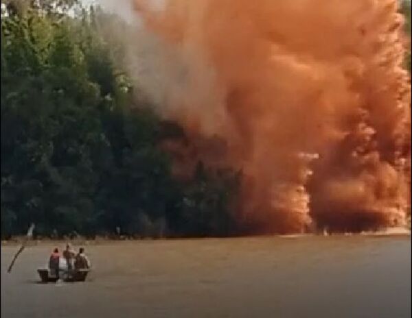 Video: Así destruyeron con bombas 10 puertos de contrabandistas en Lago de Itaipú - Nacionales - ABC Color