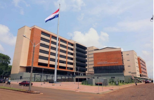 Condenan a dos mujeres por perjuicio a reserva natural de Itaipu - Noticde.com