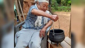 Cumplen su sueño a abuelita: le regalaron para su olla de hierro