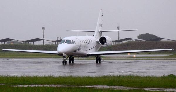 La Nación / Por problema en el parabrisas, el avión de Neymar aterrizó de emergencia en el norte de Brasil