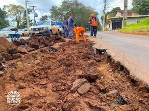 Tras reclamos reparan asfalto dañado por construcción de alcantarillado - Noticde.com