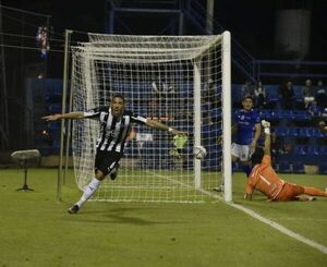 Libertad golea y deja a Cerro con solo una oportunidad más